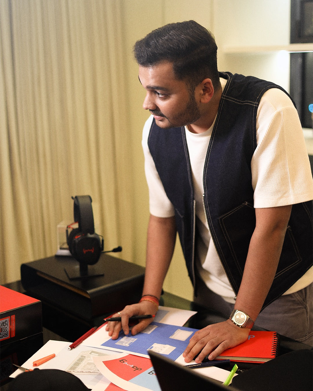 yash doshi, founder of daWg, discussing on chassis design prototype